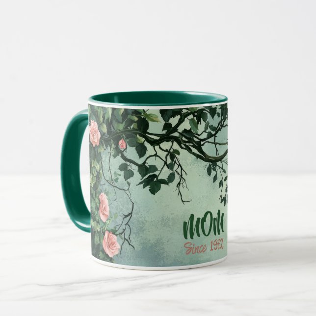 Caneca do Dia das Mães com o texto "MÃE" "Desde 19 (Frente Esquerda)