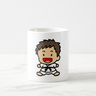 Caneca do menino da arte marcial