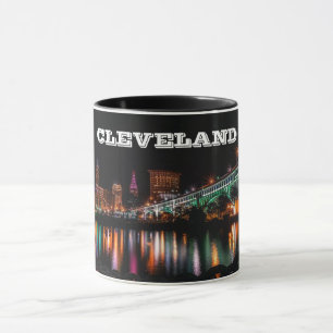 Caneca do panorama da noite de Cleveland