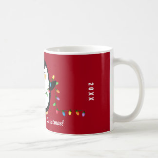 Caneca do pinguim das luzes do Feliz Natal