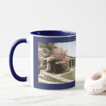 Caneca do selo da escola do gramado da cereja
