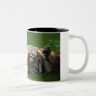 Caneca do tigre da natação