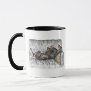 Caneca Doberman engraçado no sofá