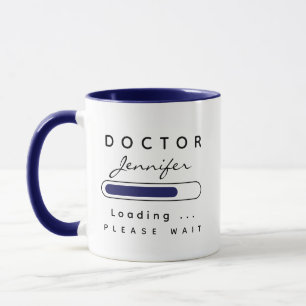 Caneca DOCTOR [Name] Carregando Marinho e Branco
