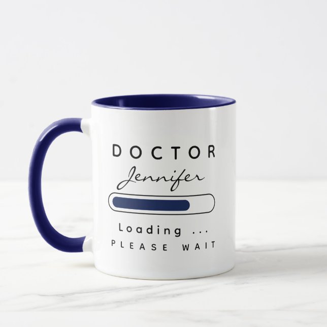 Caneca DOCTOR [Name] Carregando Marinho e Branco (Esquerda)