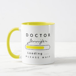 Caneca DOCTOR [Nome] Carregando Amarelo e Branco
