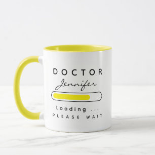 Caneca DOCTOR [Nome] Carregando Amarelo e Branco