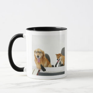 Caneca Dois cães que vestem o laço e os vidros,