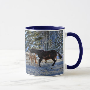 Caneca Dois Cavalos Rebeldes em Neve no inverno