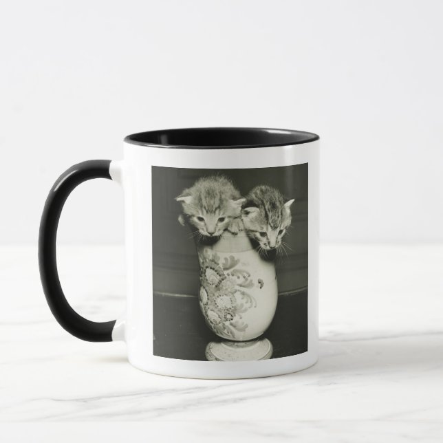 Caneca Dois gatinhos que escondem no vaso, (B&W) (Esquerda)