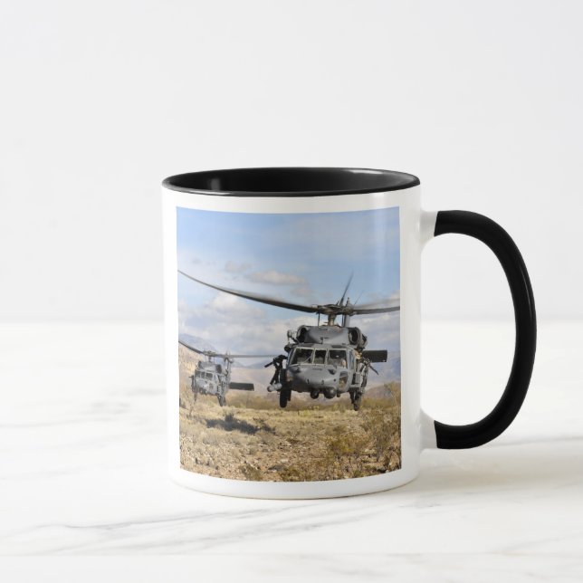 Caneca Dois helicópteros HH-60 Pavehawk a preparar-se par (Direita)
