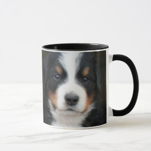 Caneca dos filhotes de cachorro do cão de montanh