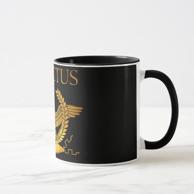 caneca dourada do logotipo do invictus (Direita)