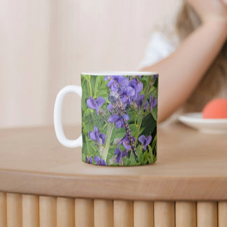 Caneca Dragonfly Darner de Olhos Azuis em Flores Roxas