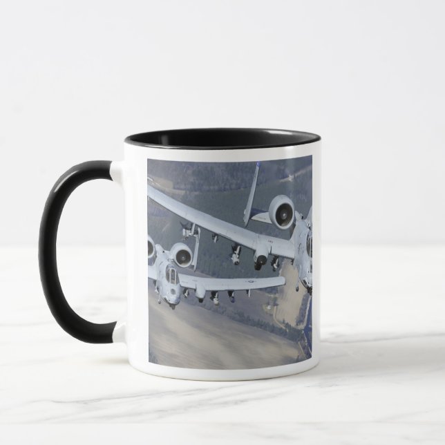 Caneca Duas aeronaves A-10C Thunderbolt II voam em format (Esquerda)