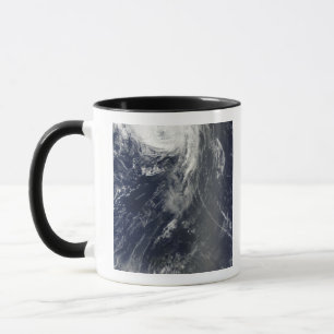 Caneca Duas tempestades poderosas medem o Oceano