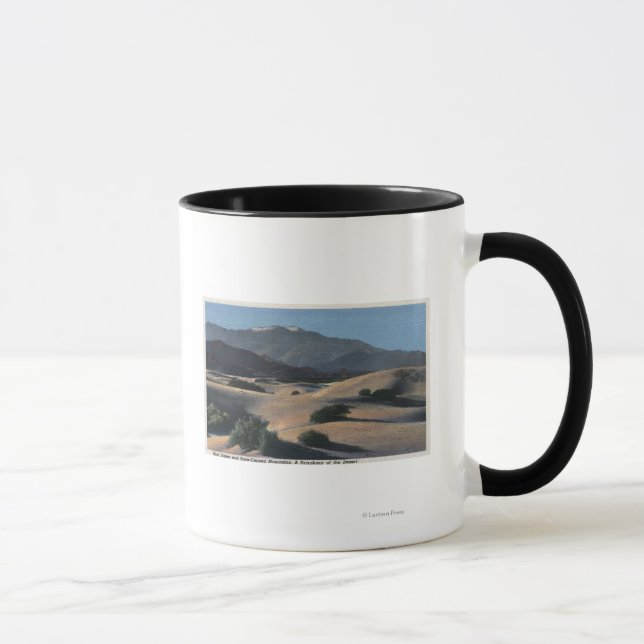 Caneca Dunas de areia do deserto e Montanhas com Capas de (Direita)