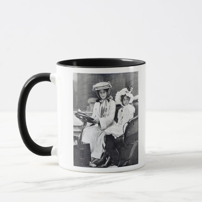 Caneca Duquesa de Millicent de Sutherland e sua filha (Esquerda)