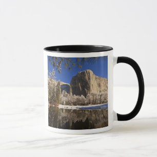 Caneca El Capitan se reflete no rio Merced em