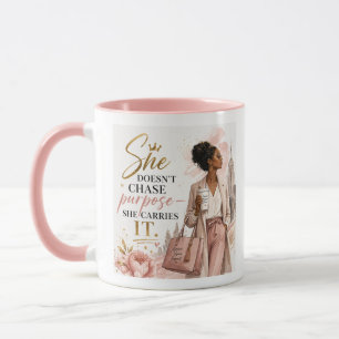 Caneca Ela Não Persegue o Propósito. Ela o Carrega.