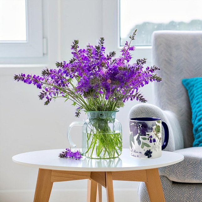 Caneca Ele nos entregará, cor d'água púrpura floral (Criador carregado)