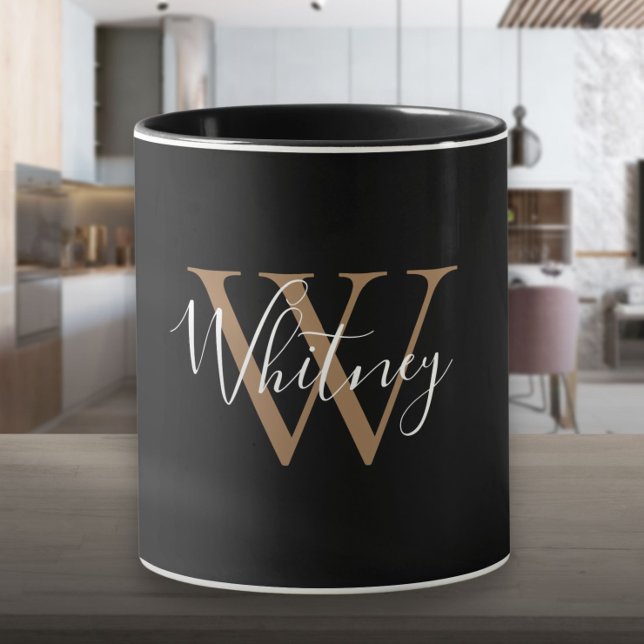 Caneca Elegante Monograma de Nome em Script Dourado Preto (Elegant Black Gold Script Name Monogram Mug)
