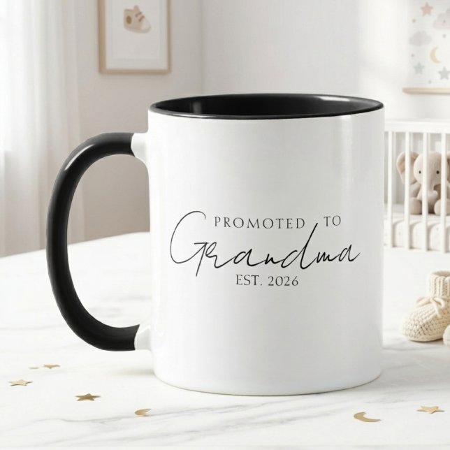 Caneca Elegante Promovida a Avó EST Ano Script (Criador carregado)