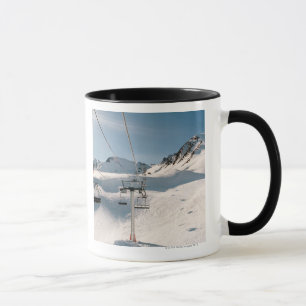 Caneca elevador de esqui na paisagem nevado ensolarada