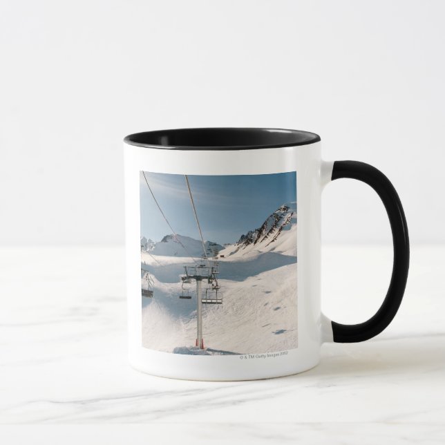 Caneca elevador de esqui na paisagem nevado ensolarada (Direita)
