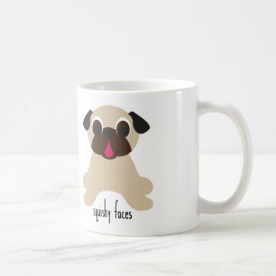 Caneca encaracolado do Pug da jovem corça das