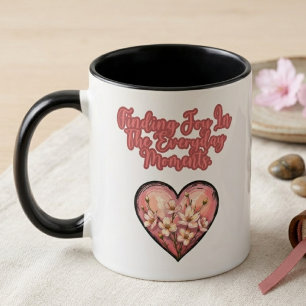 Caneca Encontrando Alegria em Momentos Diários de Mãe Fel