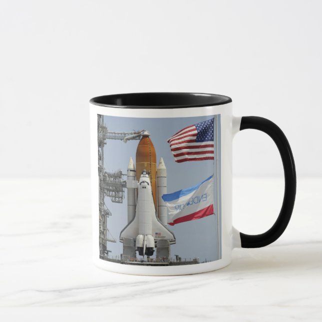 Caneca Endeavor de Shuttle Espacial no bloco de lançament (Direita)