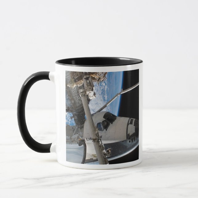 Caneca Endeavor do Envelope Espacial 23 (Esquerda)