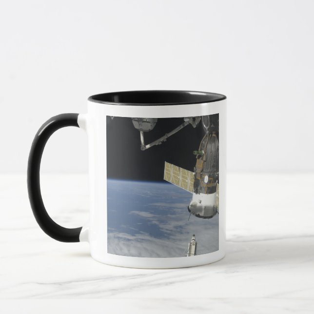Caneca Endeavor, nave espacial Soyuz (Esquerda)