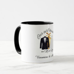 Caneca Enfeite Dourado Smoking e Vestido Nosso 1º Natal