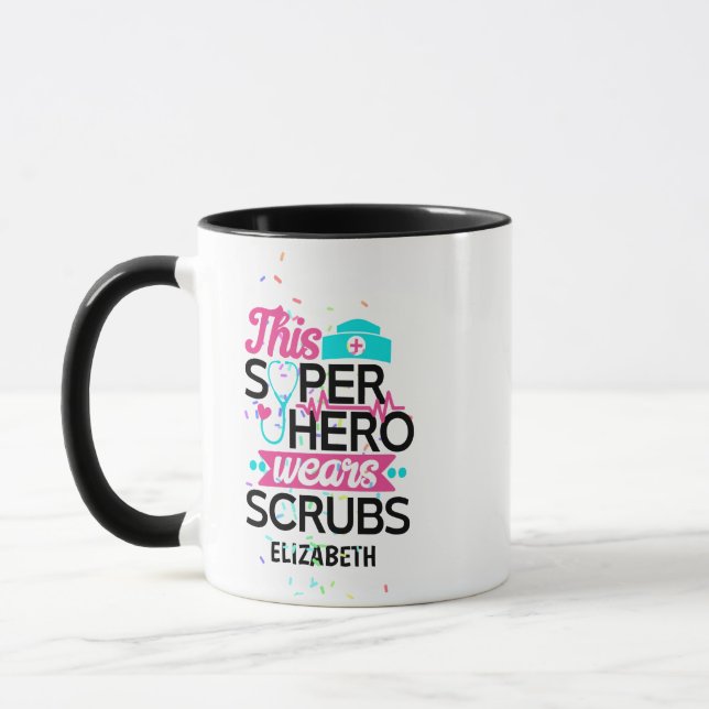 Caneca Enfermeira - Este Superherói Veste Scrubs - Adicio (Esquerda)