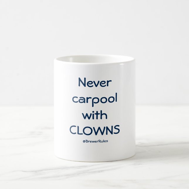 Caneca engraçada: Nunca carpool com palhaços (Centro)