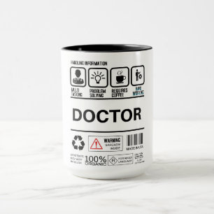 Caneca Engraçado Médico Masculino Manipulando Informações