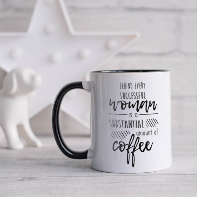 Caneca Engraçado Por Trás De Todas As Mulheres Café (Behind every successful woman is a substantial amount of coffee)