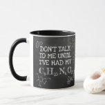 Caneca Engraçado Science Caffeine Molecule - Não fale com<br><div class="desc">Para todos os nerd de ciência e amantes de café por aí, esta caneca é a maneira perfeita de começar seu dia! Apresentando uma design de molécula de cafeína divertida com a frase "Não fale comigo até que eu tenha meu C ₈ Htil₀ N ₄ O." é uma maneira excelente...</div>