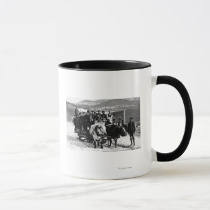 Caneca Equipe de Vaca Puxando Homens num Vagão