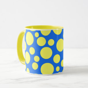 Caneca Ervilhas amarelas sobre fundo azul-céu
