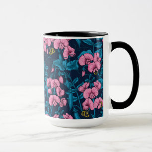 Caneca Ervilhas doces e espécimes do gênero Bombus spp.,