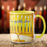 Caneca Escrita Brilhante do Shine de Hanukkah Menorah Pea<br><div class="desc">"Paz, brilho." Uma fotografia de perto de uma menorah brilhante, colorida, amarela e dourada artística ajuda-o a lançar no estilo as férias de Chanucá. Sinta o calor e a alegria da temporada de festas sempre que você bebe desta caneca de café Chanucá colorida e chique. Faz um conjunto impressionante de...</div>