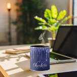 Caneca Escrita de iniciais monogramas com o nome do dínam<br><div class="desc">Uma caneca de moda e moda. Um fundo azul-marinho chic decorado com pingos de brilho sujo,  aparência de pingar tinta. A cor azul é irregular. Personalize e adicione um nome e iniciais de monograma. Letras azuis e brancas coloridas. O nome é escrito com um moderno estilo escrito à mão.</div>