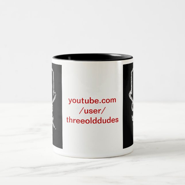 Caneca escura do logotipo de três gajos idosos (Centro)