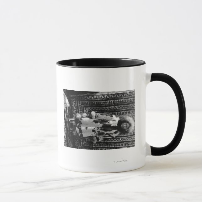 Caneca Eskimo Garota Vestindo Peles De Vestuário No Alasc (Direita)