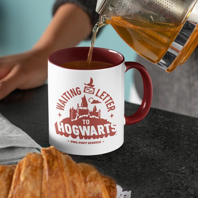 Caneca Esperando minha Carta para HOGWARTS™ (Mug on table)