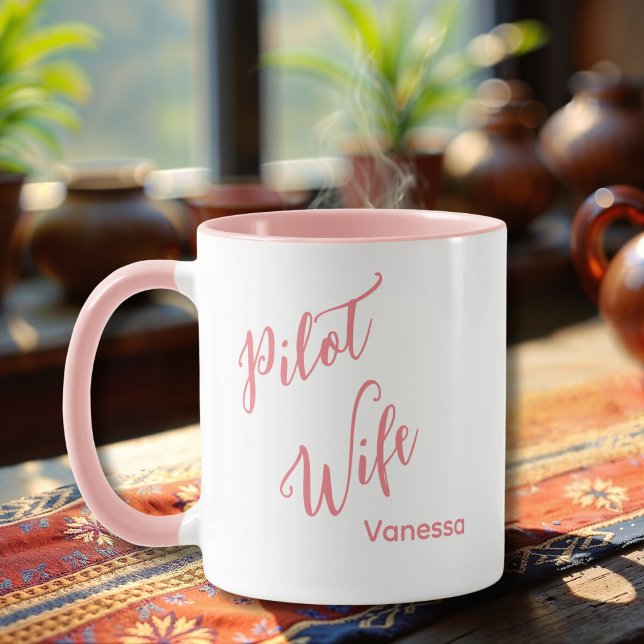 Caneca Esposa de Piloto Script Rosa Personalizado Nome Si (Criador carregado)