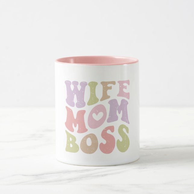 Caneca Esposa Mãe Chefe Script Retro Groovy Dia das Mães  (Centro)